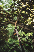 Load image into Gallery viewer, Fiskars Coupe-Branches Multifonctions Télescopique, pour Bois vert et Rameaux, Revêtement antiadhésif, Lame en acier/manche en aluminium, longueur 2,4 - 4 m, noir/orange, UPX86, 1023624