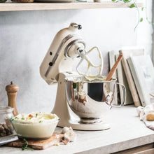 Load image into Gallery viewer, KitchenAid Robot Pâtissier I Artisan I Robot cuisine multifonctions à tête inclinable I Avec 4 accessoires I Bol de 4,8L | Crème