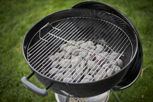 Load image into Gallery viewer, Weber Classic Kettle barbecue au charbon de bois, surface de cuisson Ø 57cm, barbecue avec couvercle et cuve en acier emaillé, thermomètre intégré au couvercle, trépied et roues - Noir (1341504)