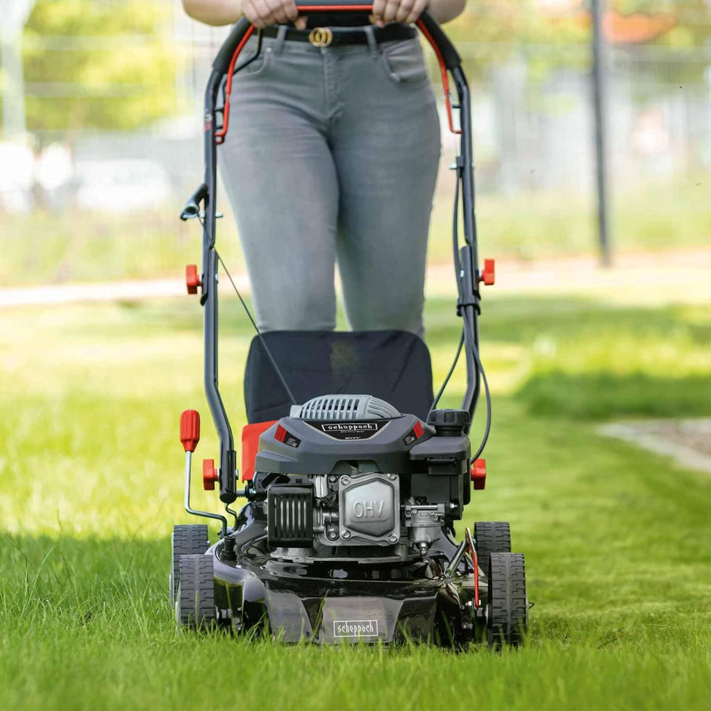 Scheppach Tondeuse à Gazon Thermique MS150-42 | Autotractée - 3,7 CV | Largeur de Coupe 42cm | Raccord Rapide de Nettoyage | Panier 45L | Hauteur - 7 Niveaux | Lame supp. + Huile Incluse