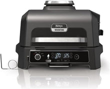 Load image into Gallery viewer, Ninja Woodfire Barbecue électrique et fumoir Pro XL avec thermomètre, barbecue et Air fryer d'extérieur 4-en-1 avec système Smart Cook et granulés Woodfire, portatif, gris/noir, OG850EU